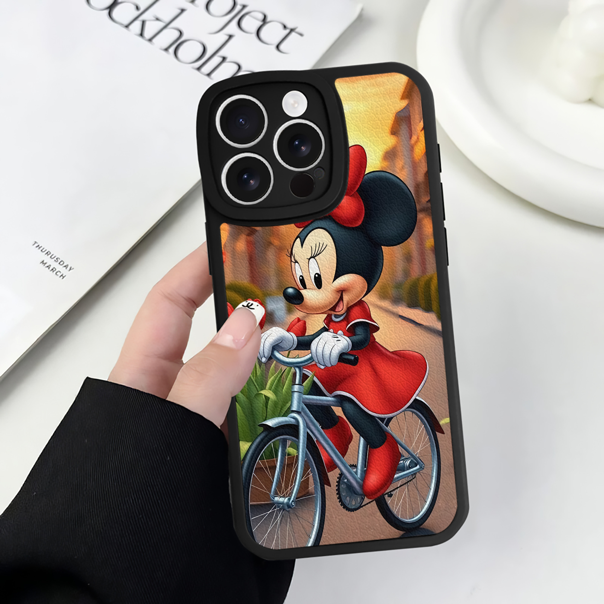 （画像用） ミッキーマウス Mickey Mouse 【iPhone 16シリーズ対応】シリコンスマホケース（レザー調） 材質：シリコン